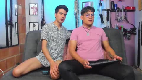 Snapshot of dom2travelers_sm chatting on 02/18/25, 01:00 Diego Castell online show from 02/18/25, 01:00