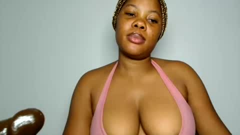 Snapshot of domina_veloura27 chatting on 06/23/26, 10:19 laura online show from 06/23/26, 10:19