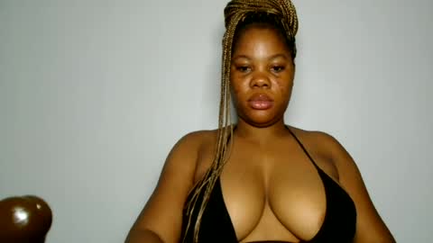 Snapshot of domina_veloura27 chatting on 07/04/26, 10:32 laura online show from 07/04/26, 10:32