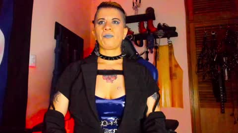 Snapshot of dominatrixblue chatting on 01/17/25, 04:15 Dom Blue online show from 01/17/25, 04:15