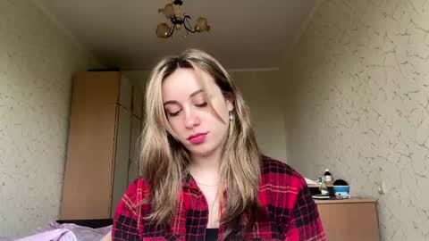 Snapshot of domingadandridge chatting on 05/19/26, 07:15 Mia online show from 05/19/26, 07:15