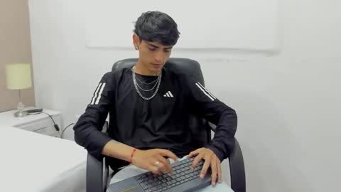 Snapshot of dominic_foox chatting on 02/05/26, 01:05 Dominic foox online show from 02/05/26, 01:05