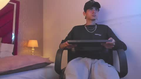 Snapshot of dominic_foox chatting on 02/24/26, 01:31 Dominic foox online show from 02/24/26, 01:31