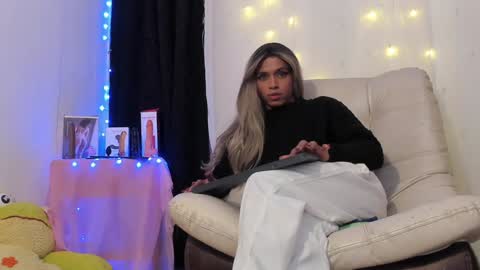 Nicolle online show from 01/04/25, 02:25