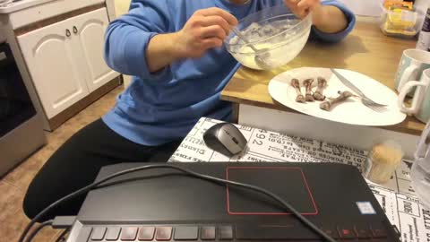 Snapshot of doriancretu95 chatting on 12/15/24, 07:10 menu below online show from 12/15/24, 07:10