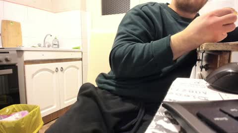 Snapshot of doriancretu95 chatting on 01/22/25, 09:32 menu below online show from 01/22/25, 09:32