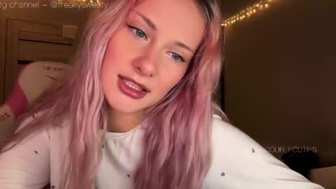 Snapshot of doublecuties chatting on 11/03/25, 01:34 Lana Eva dont forget to give us a thumb up online show from 11/03/25, 01:34