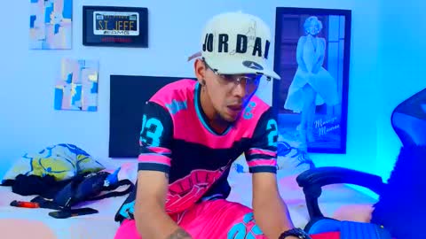 Snapshot of douglas_gallegos chatting on 11/21/25, 02:10 douglas_gallegos online show from 11/21/25, 02:10