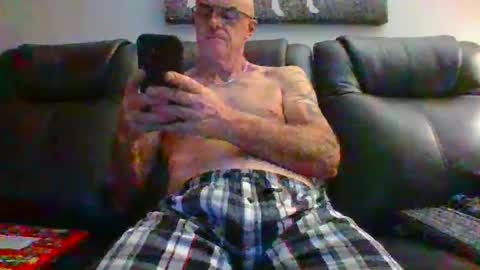 Snapshot of doum1122 chatting on 11/18/25, 12:49 doum1122 online show from 11/18/25, 12:49