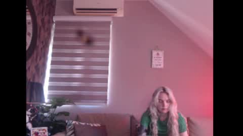 Snapshot of dreamcatcherfantasy chatting on 04/24/26, 07:33 A girl online show from 04/24/26, 07:33