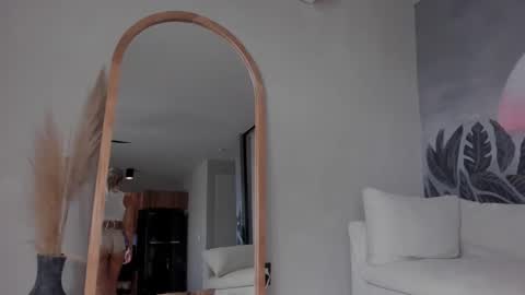 Snapshot of dreamyylilah chatting on 02/28/25, 05:37 Lilah  online show from 02/28/25, 05:37