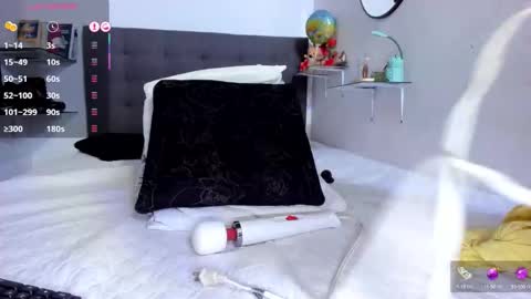 Dulce Maria online show from 10/18/25, 10:32