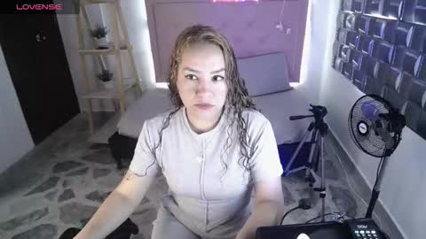 dulce__lovee online show from 12/22/25, 07:33