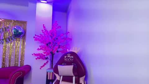 dulce_viioleta online show from 12/18/25, 10:54