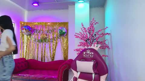 dulce_viioleta online show from 12/23/25, 10:57