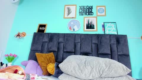 DULCE AURORA online show from 02/17/25, 08:19