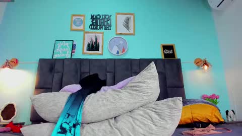 DULCE AURORA online show from 02/20/25, 05:55