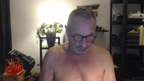 Snapshot of dutchpear chatting on 02/22/25, 06:19 DutchPear online show from 02/22/25, 06:19