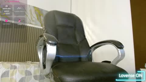 dyla_n18_ online show from 10/25/25, 10:15