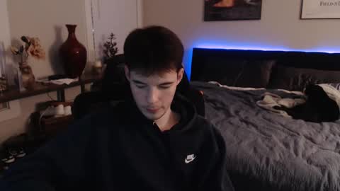 Snapshot of ealexk chatting on 11/13/25, 01:48 Alex online show from 11/13/25, 01:48