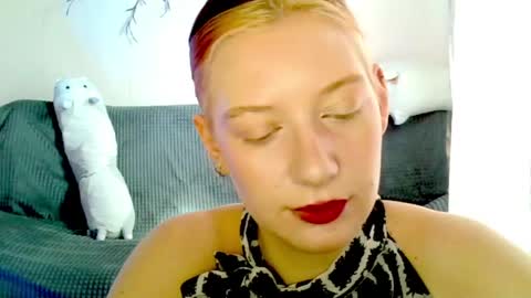 Snapshot of earn_my_lily chatting on 04/17/26, 07:33 Lily online show from 04/17/26, 07:33
