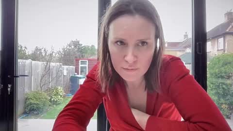 Nadia Ferreira  online show from 02/12/25, 10:03