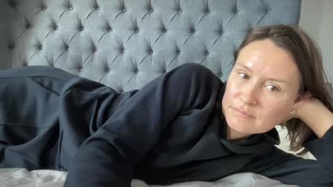 Nadia Ferreira  online show from 09/30/25, 09:25