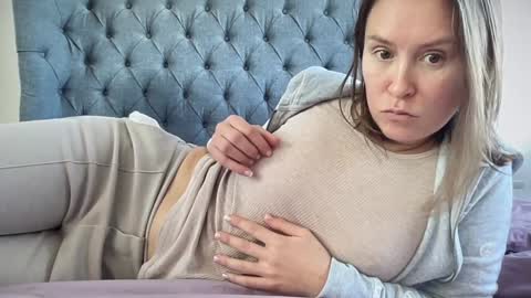 Nadia Ferreira  online show from 12/03/25, 10:24