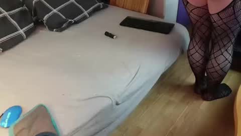 shy yoong cross online show from 12/02/25, 09:25