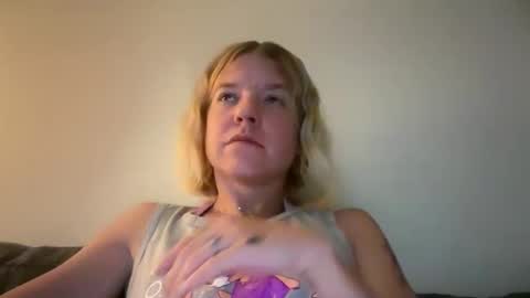 Snapshot of ebony8ivory chatting on 05/19/26, 02:40 americnbarbie online show from 05/19/26, 02:40