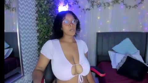 Snapshot of ebony_colombian chatting on 12/11/24, 12:44 Andrea online show from 12/11/24, 12:44
