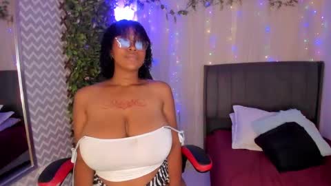 Snapshot of ebony_colombian chatting on 12/17/24, 03:39 Andrea online show from 12/17/24, 03:39