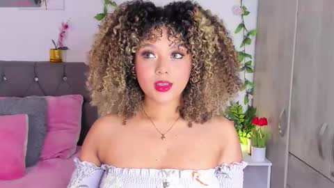 Snapshot of ebony_curly2 chatting on 10/22/25, 02:34 isa online show from 10/22/25, 02:34
