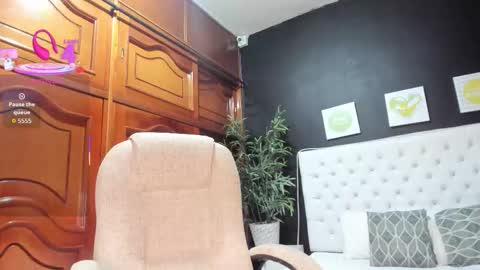 Snapshot of ebony_katterin chatting on 09/19/25, 11:00 ebony_katterin online show from 09/19/25, 11:00