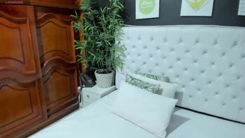 Snapshot of ebony_katterin chatting on 10/18/25, 11:00 ebony_katterin online show from 10/18/25, 11:00