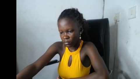 Snapshot of ebony_petitegirl chatting on 05/19/26, 02:29 Lilly online show from 05/19/26, 02:29
