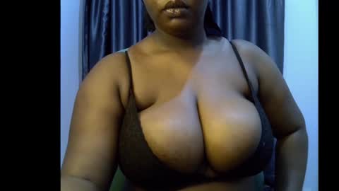 Snapshot of ebony_plumx12 chatting on 09/10/25, 07:19 Prisy online show from 09/10/25, 07:19