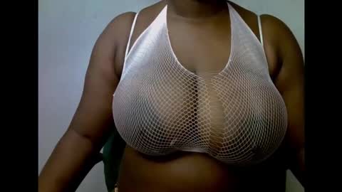 Snapshot of ebony_plumx12 chatting on 09/18/25, 01:02 Prisy online show from 09/18/25, 01:02