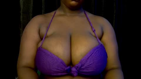 Snapshot of ebony_plumx12 chatting on 10/10/25, 09:03 Prisy online show from 10/10/25, 09:03