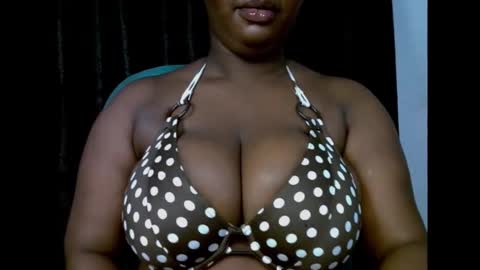 Snapshot of ebony_plumx12 chatting on 10/18/25, 05:35 Prisy online show from 10/18/25, 05:35