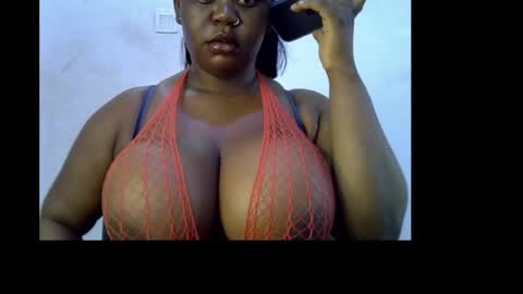 Snapshot of ebony_plumx12 chatting on 05/05/26, 08:00 Prisy online show from 05/05/26, 08:00