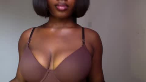 Snapshot of ebony_pussy98 chatting on 04/29/26, 11:03 delilah online show from 04/29/26, 11:03