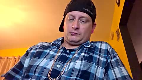 Snapshot of edwardaims_2please chatting on 10/21/25, 01:17 edwardaims_2please online show from 10/21/25, 01:17