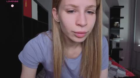 Snapshot of el1s_evans chatting on 05/25/26, 08:09 please read my bio there is information about private shows and about my personality online show from 05/25/26, 08:09