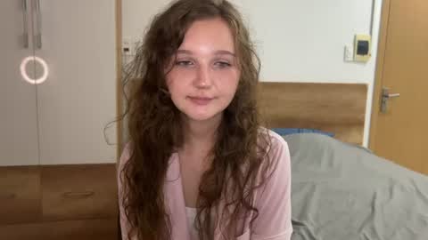 Snapshot of ela_wish chatting on 06/17/26, 06:42 Ela online show from 06/17/26, 06:42