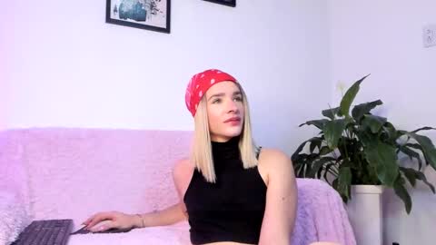 Snapshot of elaia_franc chatting on 03/04/26, 12:49 Elaia franco online show from 03/04/26, 12:49