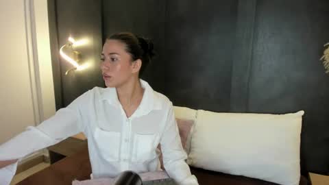 E L A I A online show from 07/22/26, 12:08