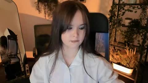 Snapshot of elainebeness chatting on 04/27/26, 04:05 Your sweet girl online show from 04/27/26, 04:05
