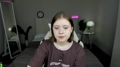 Snapshot of elara_irving chatting on 07/08/26, 03:00 Elly online show from 07/08/26, 03:00