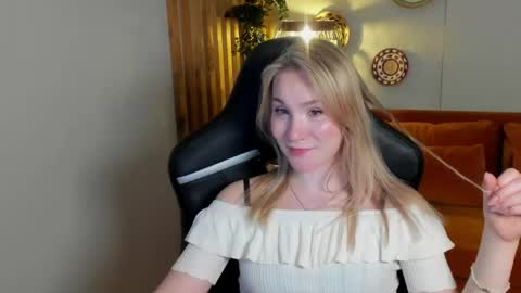 Snapshot of elaravoltage chatting on 05/12/26, 05:26 elaravoltage online show from 05/12/26, 05:26